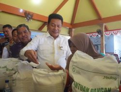 Bupati Subandi pantau Langsung Penyaluran Bantuan Beras di Jabon, Kualitas Jadi Perhatian
