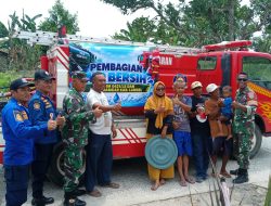 GERAK CEPAT PERSONAL BABINSA,DAMKAR, DAN APARAT DESA SALURKAN AIR BERSIH UNTUK WARGA DESA SIDOMULYO