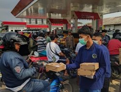 Berlakukan WFH dan PJJ, Pemkab Jember Juga Bagikan Makanan untuk Warga yang Antre BBM.