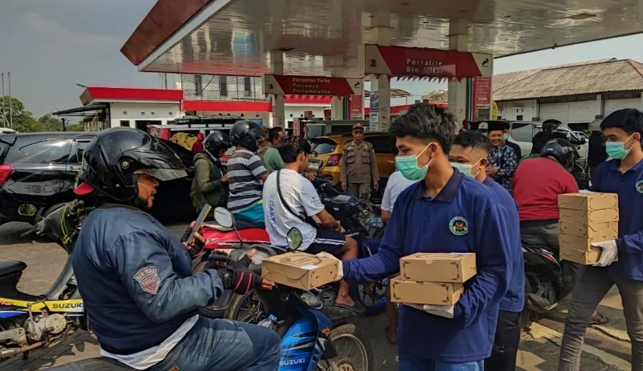 Berlakukan WFH dan PJJ, Pemkab Jember Juga Bagikan Makanan untuk Warga yang Antre BBM. 1