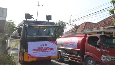 Tanggap Kemarau Panjang, Polres Sampang Distribusikan 120 Ribu Liter Air Bersih 2 1001667690