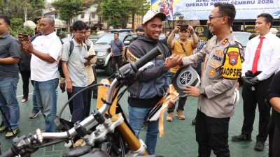 Senyum Sumringah Korban Curanmor,Polres Malang Kembalikan Motor Hasil Operasi Sikat Semeru 2 1001677414