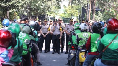 Jumat Berkah, Polda Jatim Salurkan 600 Paket Sembako untuk Pengemudi Ojol 1 1001688901