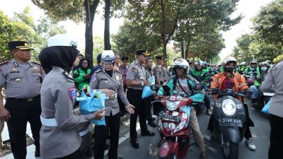 Jumat Berkah, Polda Jatim Salurkan 600 Paket Sembako untuk Pengemudi Ojol 2 1001688902