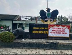 Anggota Koramil 421/09 tanjung bintang ,Kodim 0421/ Lamsel Korem 043/Gatam lampung Selatan Lakukan Rehab Atap Kantor Koramil