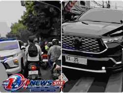 Sebuah Mobil Ambulan Membawa Pasien Kritis Tertahan Oleh Rombongan Pejabat RI 25.